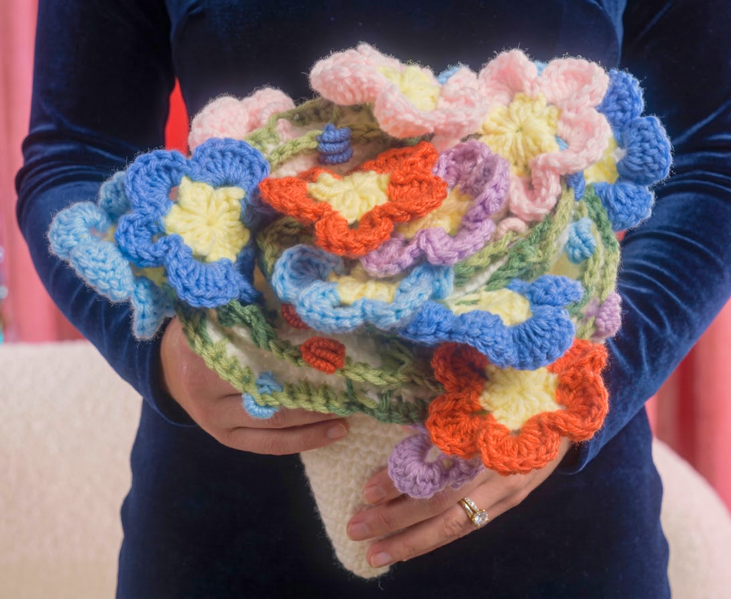 Imagina la sorpresa de tus invitados al ver que el centro de tu mesa está decorado con flores tejidas a mano que parecen recién cortadas 💐.