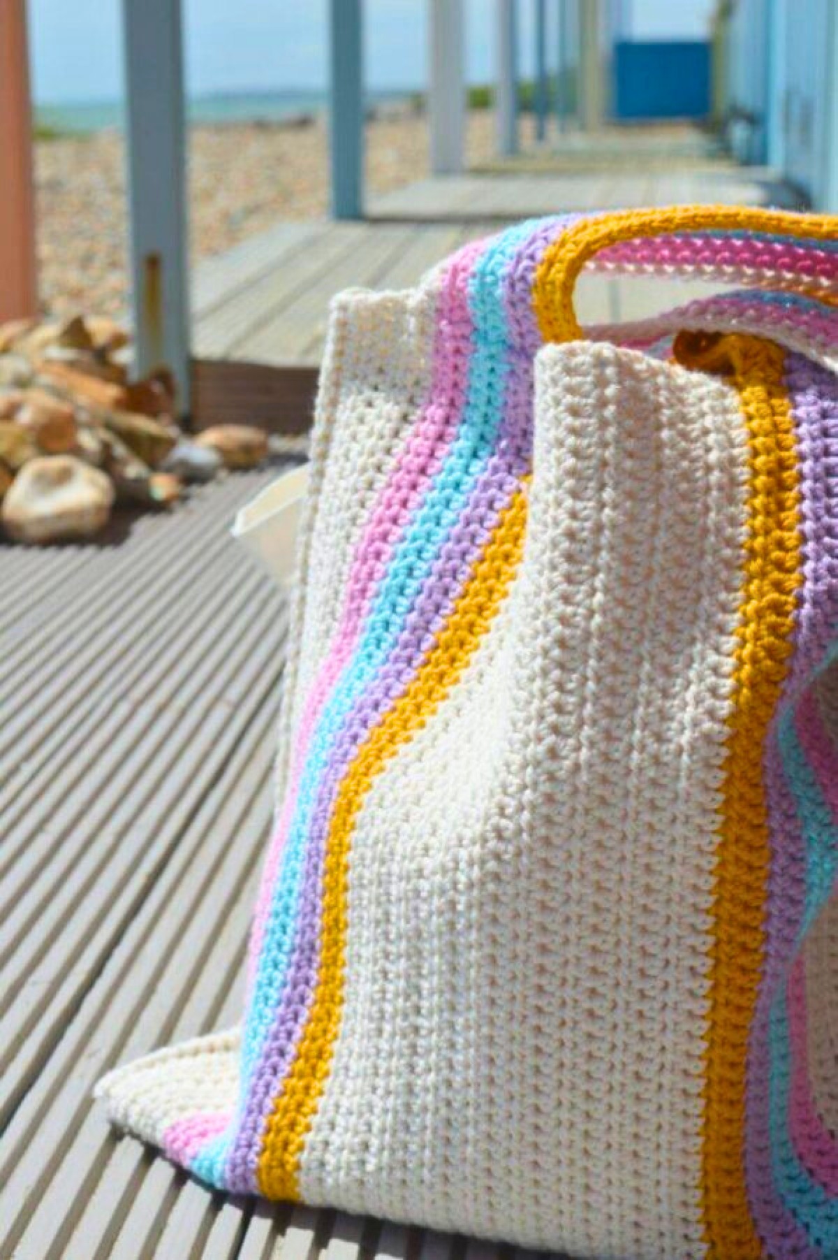 Tejer una bolsa sin costuras es como ver magia nacer directamente de tu ganchillo 🪄✨. Es conectar con el flujo del hilo de principio a fin, creando una estructura sólida y fluida que celebra la belleza de lo hecho a mano con amor y sin interrupciones 💖🧶