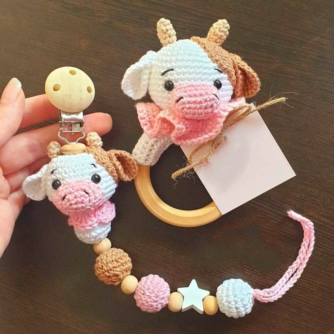 PATRON GRATIS Vaca Chupete y Sonajero para bebes Amigurumi paso a paso  Español - Crochetisimo