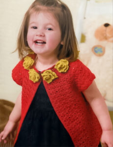 PATRÓN GRATIS Cárdigan Pequeña Anna en Crochet