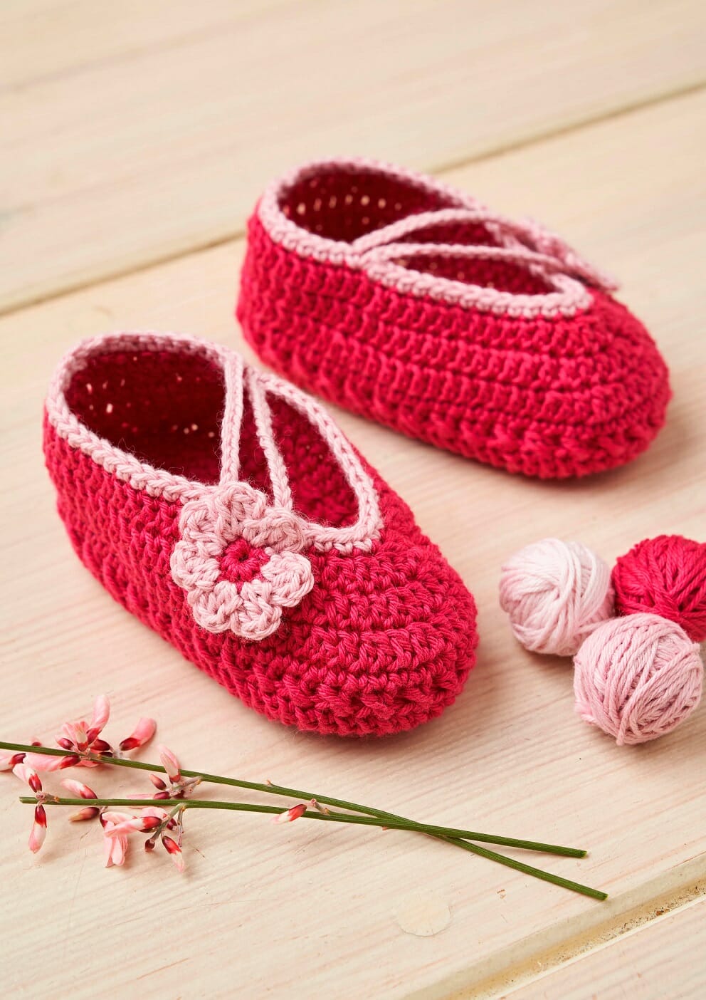 PATRÓN GRATIS Cómodos Zapatos para con Flor a Crochet -