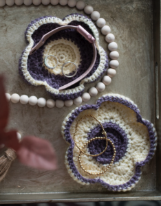 Bandeja de Joyería Flor de Otoño Patrón en Crochet Gratis