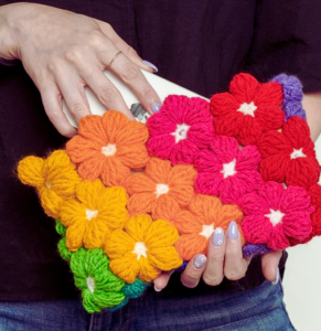 Bolsa de Mano en Flores Puff Patrón en Crochet Gratis
