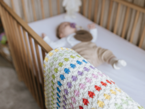 Manta de Cuna Punto de Colores Patrón en Crochet Gratis