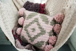 Cojin Boho Pomp-Pom Patrón en Crochet Gratis