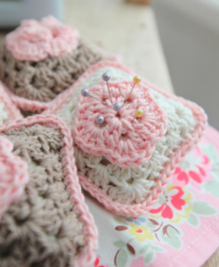 Patrón Gratis Alfiletero Cuadro de la Abuela en Crochet