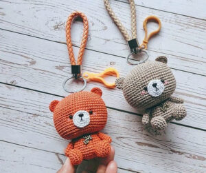 Patrón Gratis Llavero Osito Tedy Amigurumi paso a paso