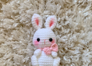 Patrón Gratis Conejita Mini Suerte en Amigurumi