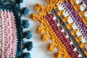 Patrón Gratis Mantel con Borde Pompones en Crochet
