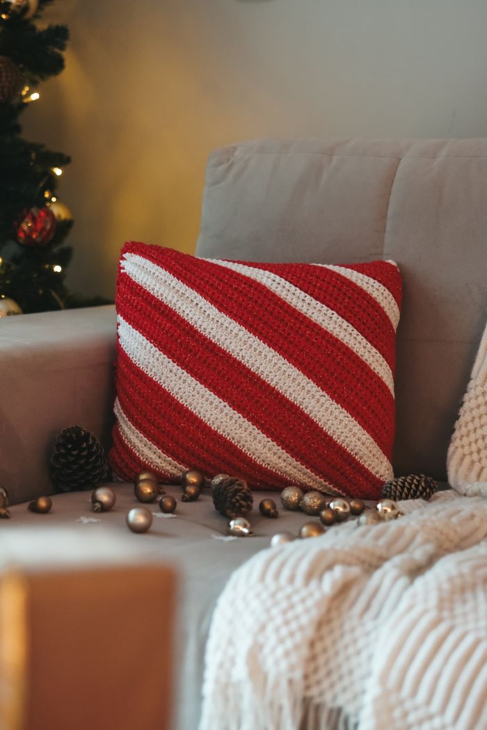 ¡Alerta Tendencia! Cojín Bastón de Caramelo Navideño en Crochet