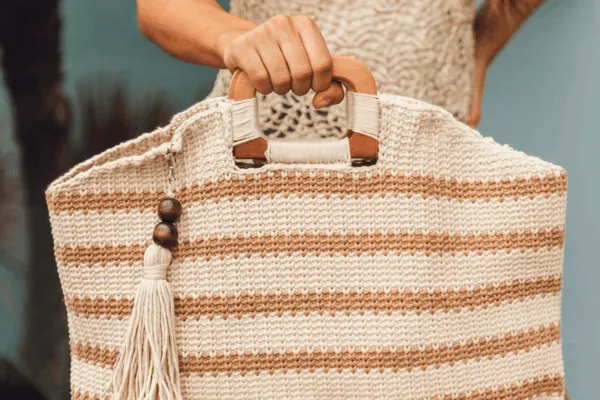 Bolso Playero con Asas de Madera en Crochet (Patron Gratis)