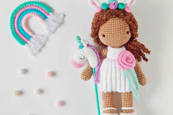 Teje la Adorable Muñeca Unicornio Amigurumi (Patrón Gratis)
