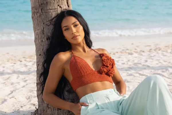Teje el Top Mediterráneo a Crochet con Flores (Patrón Gratis)
