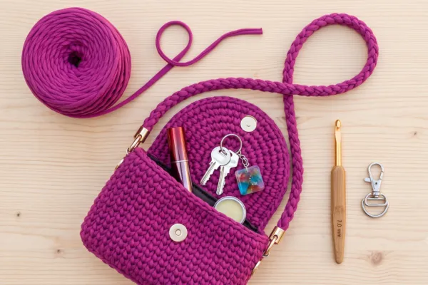 Teje la Mini Bolsa Mily de Trapillo a Crochet Chic (Patrón Gratis)