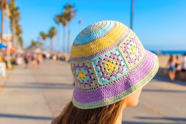 Teje el Gorro Bucket de Grannys más Vibrante y Divertido (Patrón Gratis)