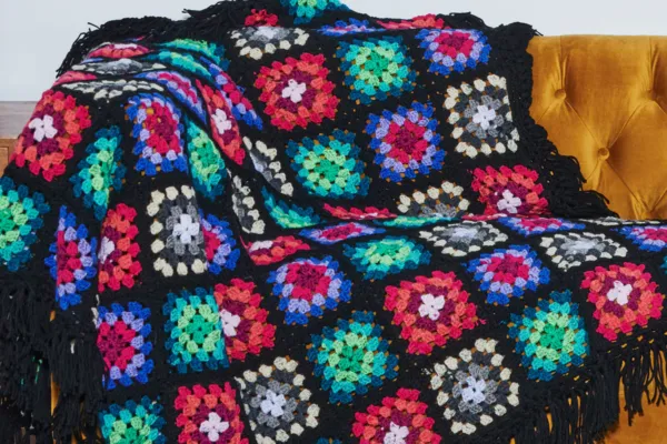 Teje Manta de Granny Retro con Flecos a Crochet (Patron  Gratis)
