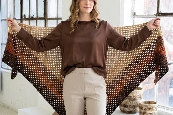 Chal Triangular Oversize Otoño a Crochet (Patrón Gratis)